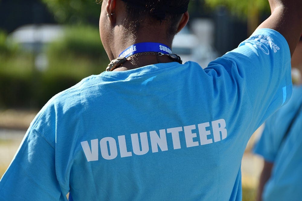 志愿者-穿着志愿者衬衫的人