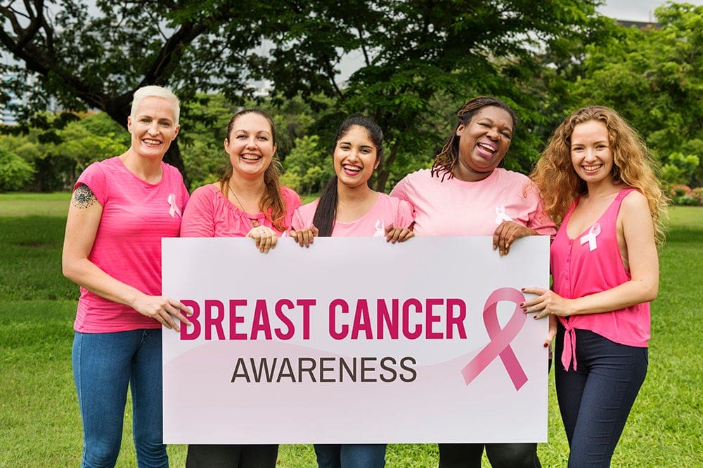 家庭——妇女高举的乳腺癌宣传标语