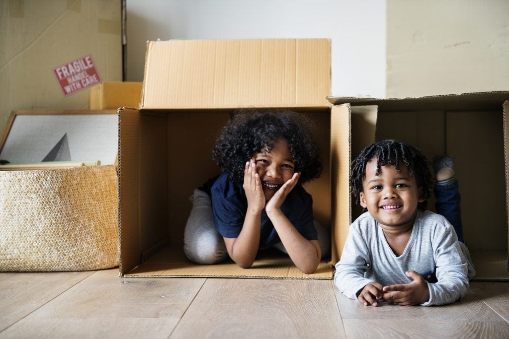 改善环境卫生——两个孩子在箱子里玩耍
